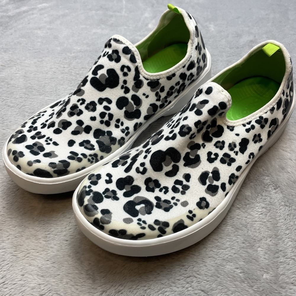 OOfos Womens OOmg Eezee Low Recovery Shoes Size 9 White Black Cheetah Slip On